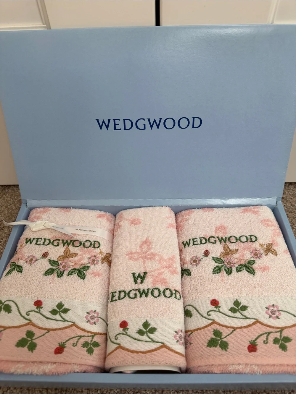 Wedgwood Pink Floral Embroidered Towel Gift Set